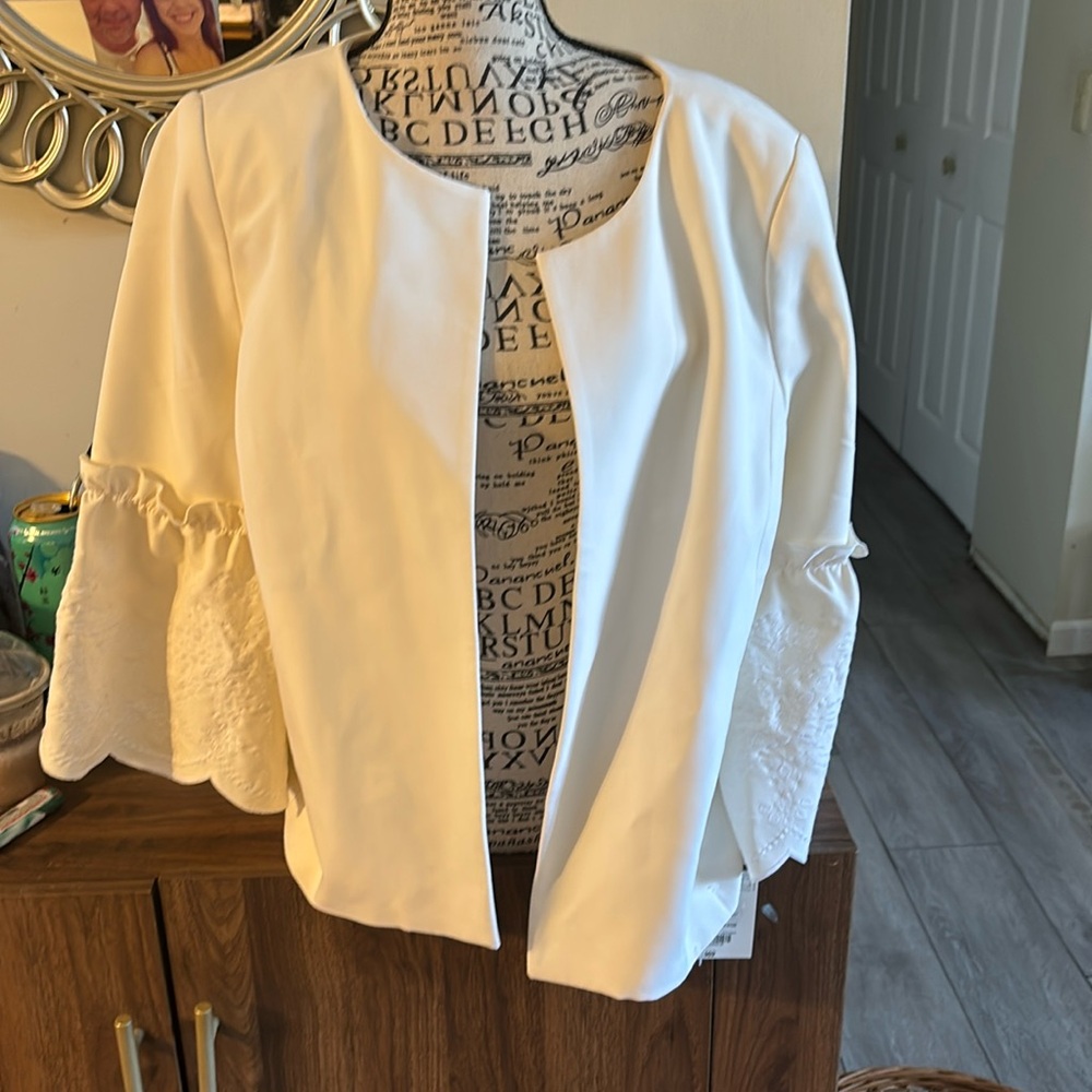 Brand new tags women’s large Liz Claiborne cream jacket  beautiful sleeves